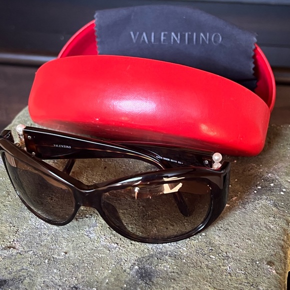 Valentino sunglasses with case, color is brown tortoise shell - Picture 4 of 9